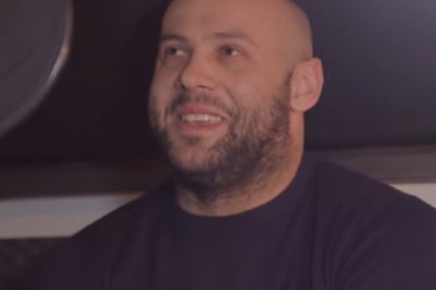 Jest szeroki jak szafa, ale głos ma anioła! Romantyczny cover przeboju Sławomira w wykonaniu kulturysty!