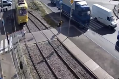 Zamyślona kobieta wchodzi pod tramwaj i traci nogę! Mocna kara za rozmawianie przez telefon!