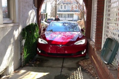 Mega patent na parkowanie w ciasnych miejscach! Trzeba mieć tylko Teslę :D