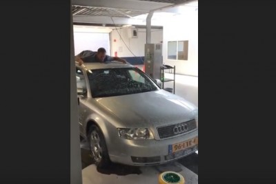 Wjechał na dachu auta do automatycznej myjni! Taki ma patent na upały :D