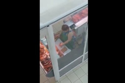 Ekspedientka przyłapana na myciu szmatą wędlin! Wyłożyła je na ladę i sprzedawała jako świeże!