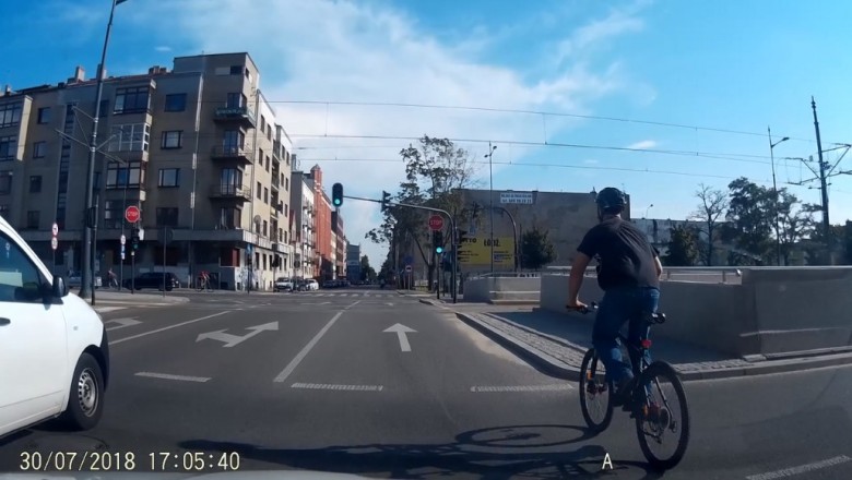 Rowerzysta w Łodzi mając zielone światło wpada pod nadjeżdżający tramwaj!