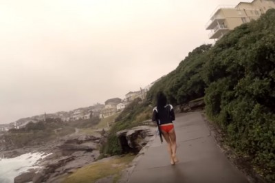 Konkretnie walnęło! Piorun uderza tuż koło dziewczyny na plaży!