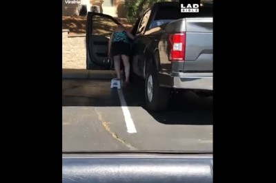 Kobitka rozwaliła system swoim sposobem wsiadania do wielkiego SUVa!