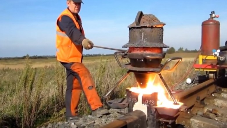 Zabawa dla dużych chłopców! Łączenie uszkodzonych szyn przy pomocy płynnej stali!