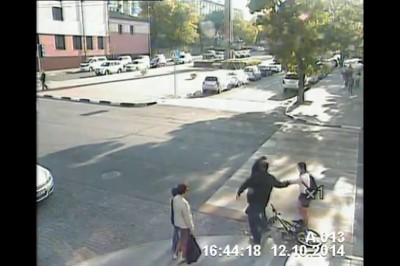 Przypadkowy gość uratował życie rowerzystki! Nagranie z monitoringu miejskiego! 