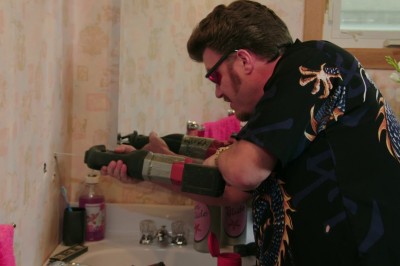 Pracownik roku w akcji! Miał przykręcić wieszak, a rozwalił całą łazienkę!