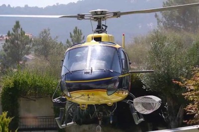 Podleciał helikopterem i zabrał wodę z basenu! Siła wyższa podczas gaszenia pożaru!