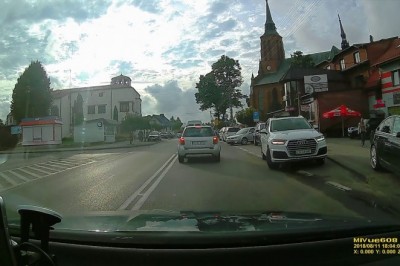 Jakie śmieci? Przez okno i po kłopocie! Sebix daje popis swojej kultury osobistej!