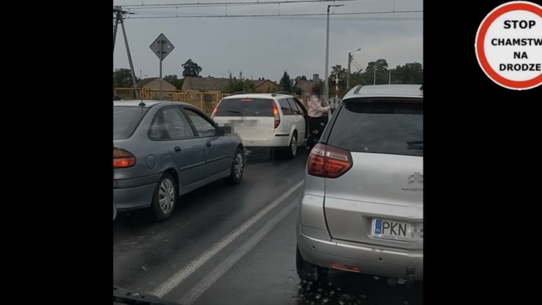 Zobacz czy coś nie jedzie i ciśniemy dalej! Nieodpowiedzialne zachowanie kierowców na przejeździe kolejowym!