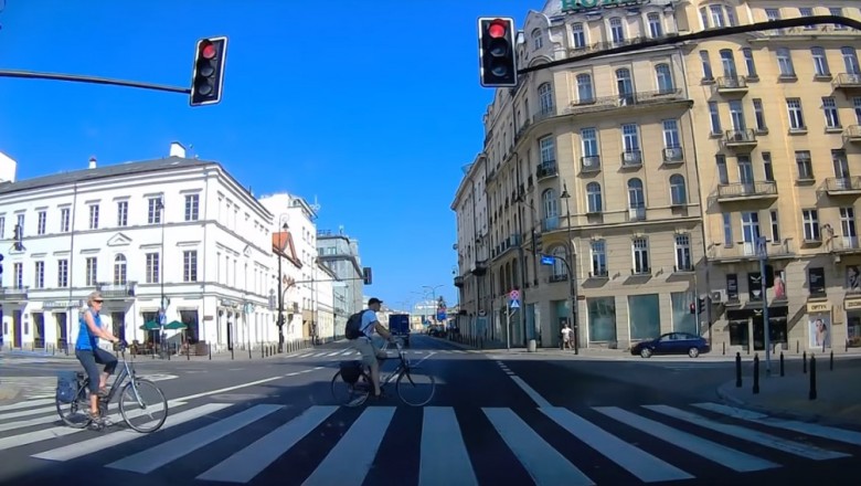 Szczyt głupiego zachowania rowerzystów na warszawskich drogach!