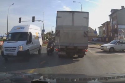 Seba na skuterze powoduje wypadek na skrzyżowaniu i ucieka! Kierowca poszukiwany!