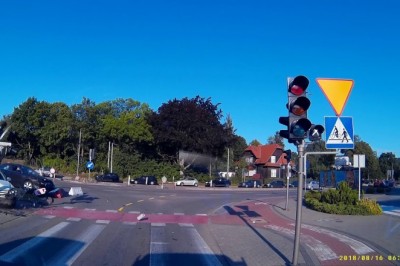 Demolka skrzyżowania w Gdańsku! Tak się kończy skręcanie z prawego pasa!