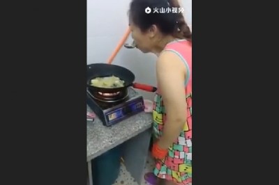 Znowu zupa będzie za słona! Gdy czekasz na obiad i podglądasz co żona robi w kuchni :D