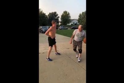 Mieli z niego niezłą bekę! Dziadek w piękny sposób załatwił młodego cwaniaka!