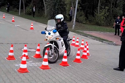 Dobrze, że się nie zabił! Żenujący popis polskiego policjanta na motocyklu!