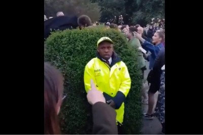 Ochroniarz z powołania! Udaje, że nic nie widzi, żeby nic nie robić!