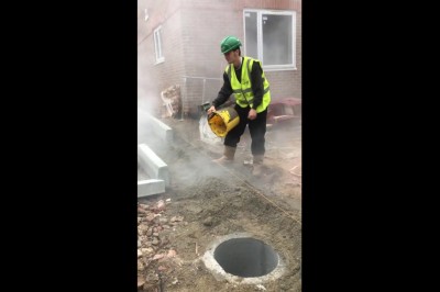 Trollowanie świeżaka na budowie! Majster kazał młodemu zbierać kurz :D