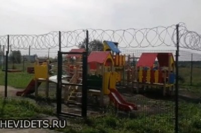 Plac zabaw o zaostrzonym rygorze z drutem kolczastym na ogrodzeniu!