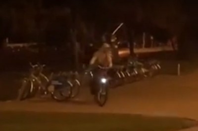 Nagranie jak grupa Sebixów niszczy rowery w centrum Warszawy. Czysty wandalizm