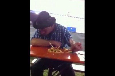 Głodny nie jesteś sobą. Ziomek na festynie chyba trochę za dużo wypił