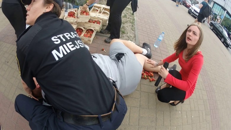 Sprzedawca truskawek dostaje ataku epilepsji.  Takiej pomocy przy reanimacji jeszcze nie widziałem