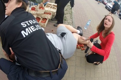 Sprzedawca truskawek dostaje ataku epilepsji.  Takiej pomocy przy reanimacji jeszcze nie widziałem