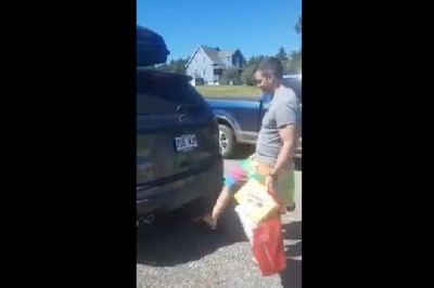 Skomplikowane otwieranie bagażnika w nowym aucie. Chyba coś poszło nie tak