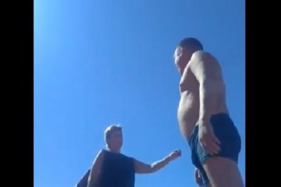 Janusz chciał poderwać dziewczyny na plaży. Grażyna jednak szybko mu to wybiła z głowy