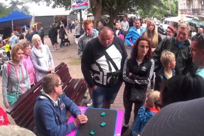 Oszustwo w Międzyzdrojach na trzy kubki. Nie dajcie się nabrać