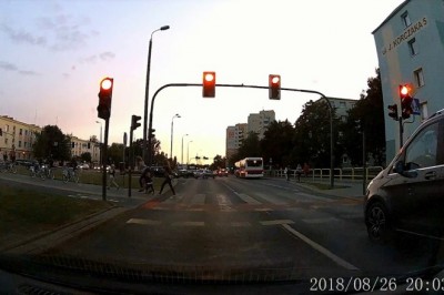 Matka roku w Bydgoszczy szarpie dziecko przebiegające przez przejście