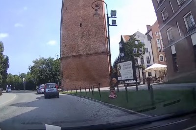 Polski mistrz głupoty, czyli wyprzedzanie policji na przejściu dla pieszych