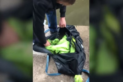 Szukał z dziećmi skarbów w rzece. Nagrali jak znalazł torbę pełną broni