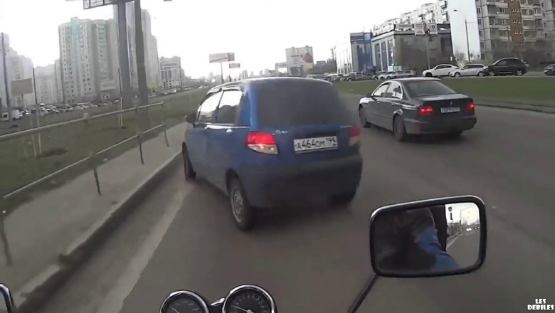 Najbardziej fartowny dzień w życiu tego kierowcy motocykla. Dzieliły go centymetry