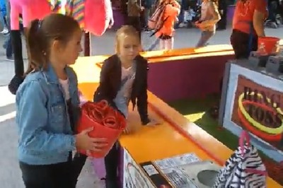 Małolaty poniosła fantazja na wesołym miasteczku. Koniecznie chciały wygrać