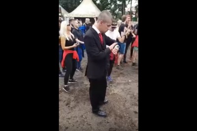 Po ważnym spotkaniu w korpo trafił na festiwal muzyczny. Musiał się mocno wyluzować :D