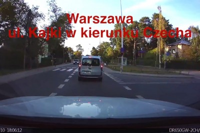Gdyby się nie rozejrzała to pewnie typ z Mercedesa by ją rozjechał na pasach