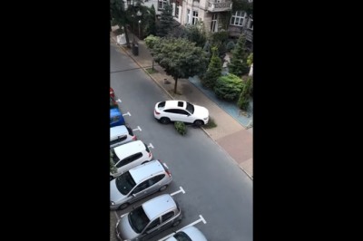 Blondyna w białym Mercedesie daje popis parkowania w Gliwicach