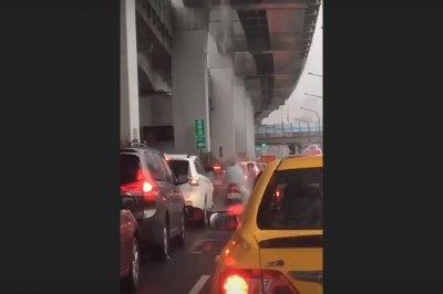 Motocyklista myślał, że strasznie leje. Nie zorientował się, że tylko na niego