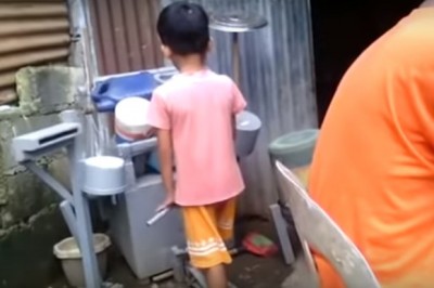 Szczena opadnie niejednemu perkusiście. Mały Filipińczyk gra hita na improwizowanej perkusji