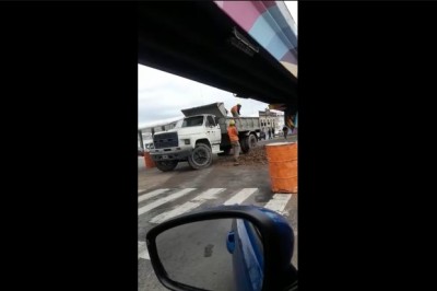 Żeby tylko szef się nie zorientował. Dwóch pracowników ma chyba płatne od godziny