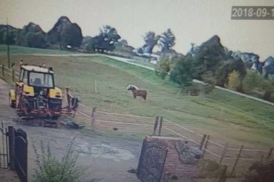 TIR driftuje na zakręcie wyrzucając busa z drogi. Nagranie z wypadku koło Bisztynka