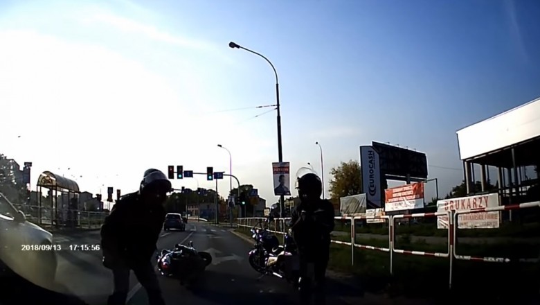 Zsiadł z motoru i zaczął wyzywać kierowcę. Skończyło się zniszczeniem motocykla