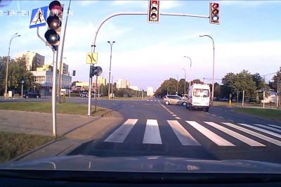 Nagranie z wypadku karetki na skrzyżowaniu jadącej na sygnale - Warszawa