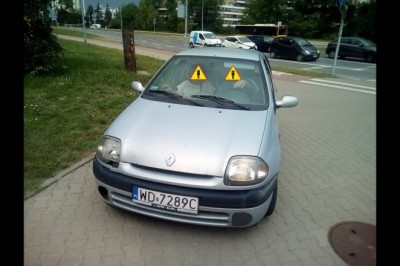 Agresywny kierowca potrącił pieszego za zwrócenie uwagi na jazdę po chodniku - Warszawa