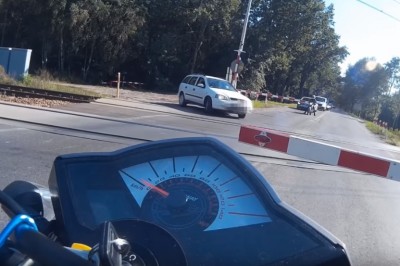 Kierowcy nie wytrzymali i zaczęli jechać przez zamknięty przejazd kolejowy w Ząbkach