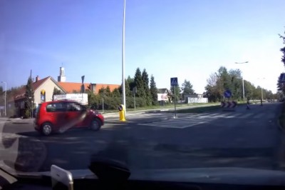 Myślisz, że widziałeś grube zawracanie na rondzie? To zobacz co odstawiła ta babeczka