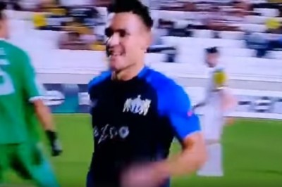 Bardzo bolesna cieszynka jednego z piłkarzy. Koledzy musieli go wciągać na boisko