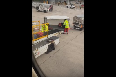 Nawet koledzy byli w szoku jak zobaczyli co odstawia bagażowy na lotnisku