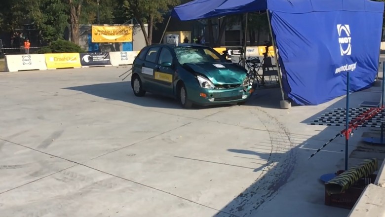 Crash test po polsku na festynie. Auto wjechało w organizatorów 